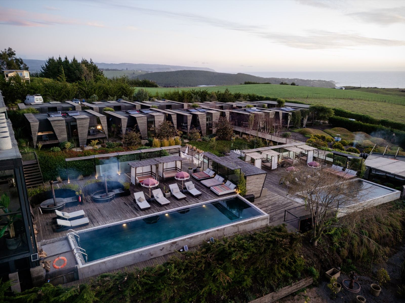 Vista aérea de Taka: la piscina, las habitaciones y el mar al fondo