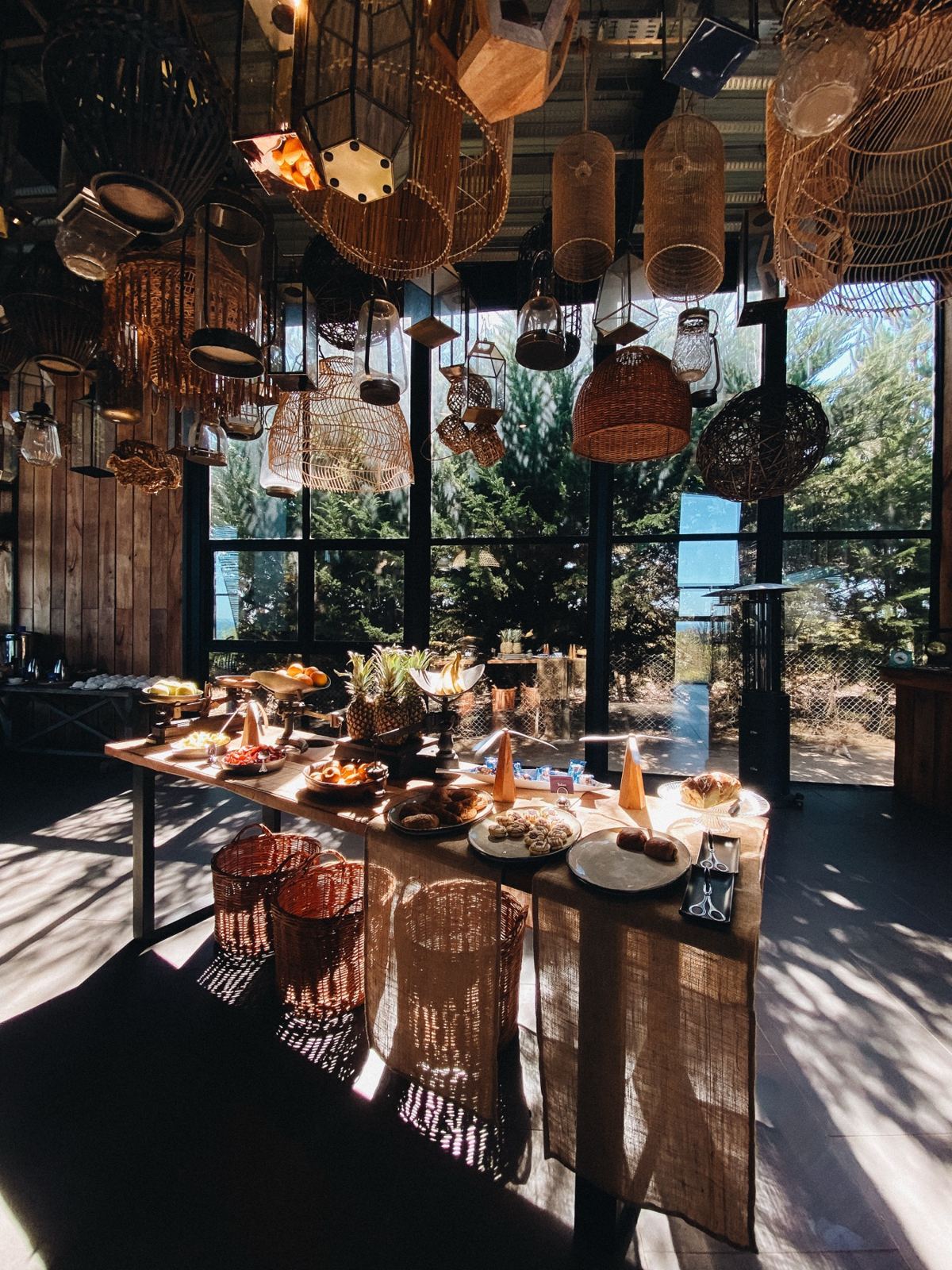 El restaurant con lámparas de mimbre y la mesa del desayuno
