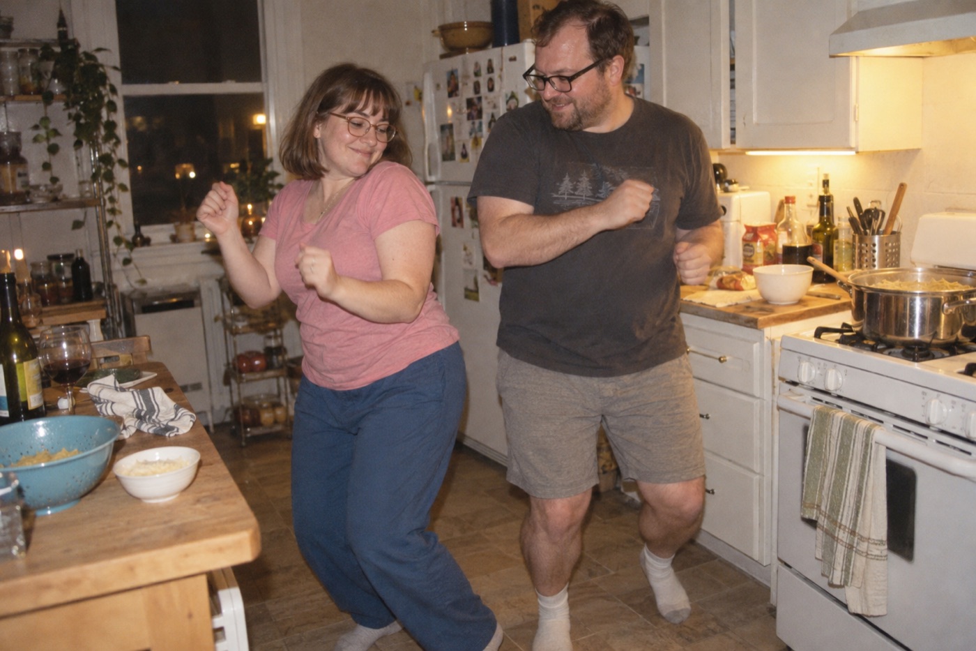 Martina e Ignacio bailando en la cocina mientras cocinan