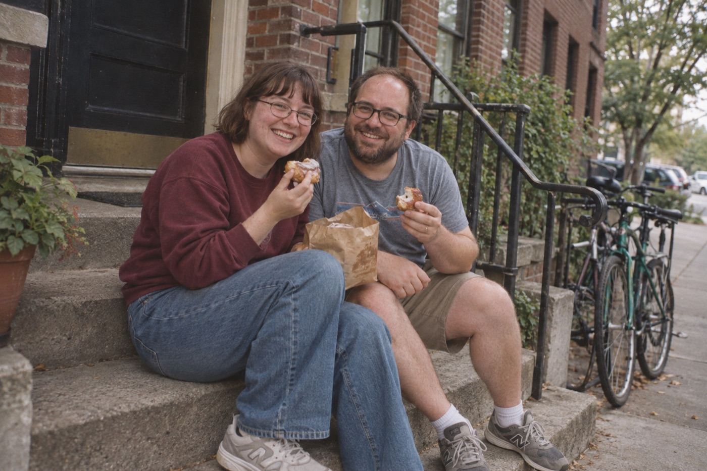 Martina e Ignacio comiendo pasteles en la escalera de su edificio