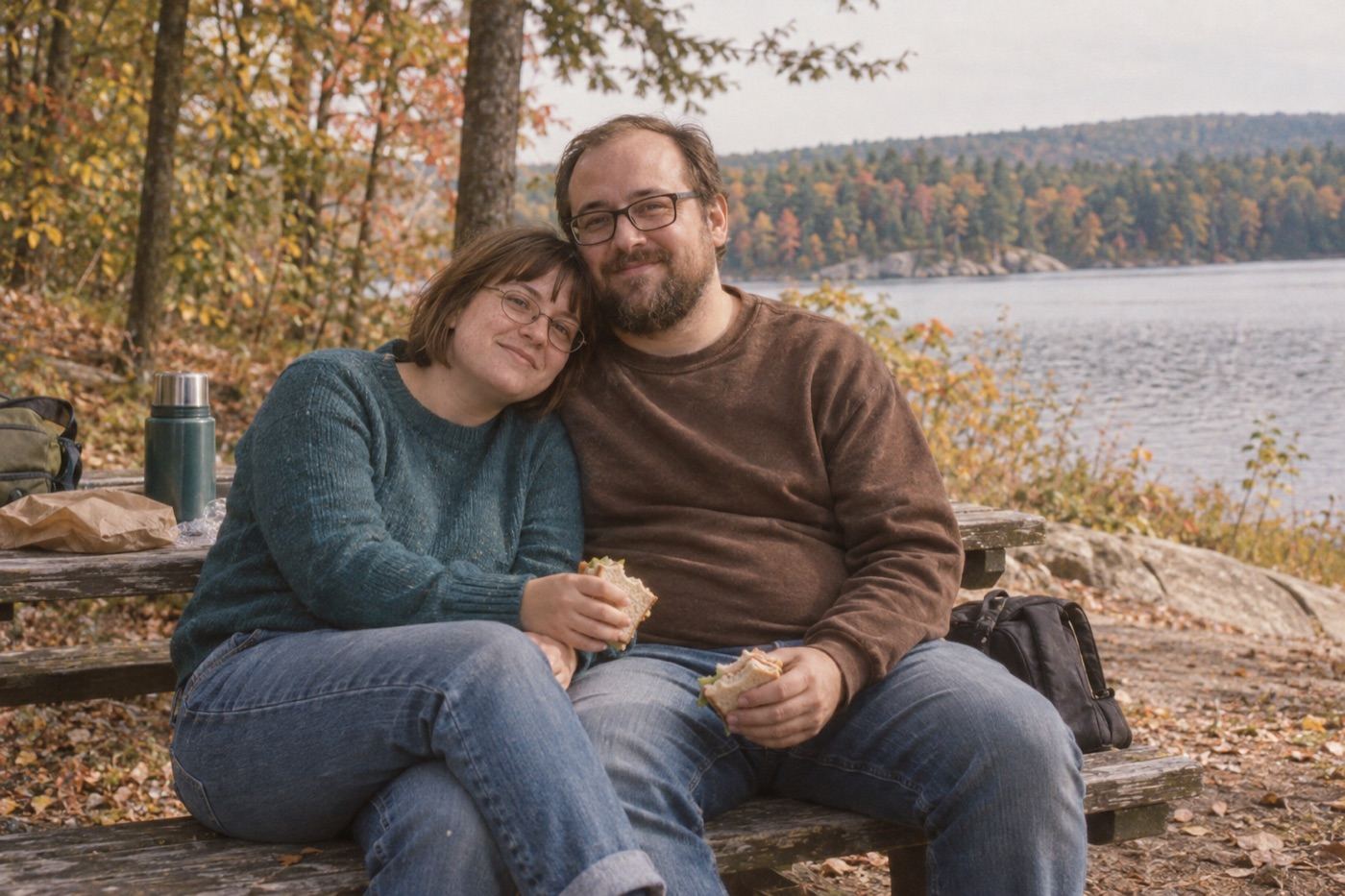 Martina e Ignacio en un picnic a orillas de un lago en otoño
