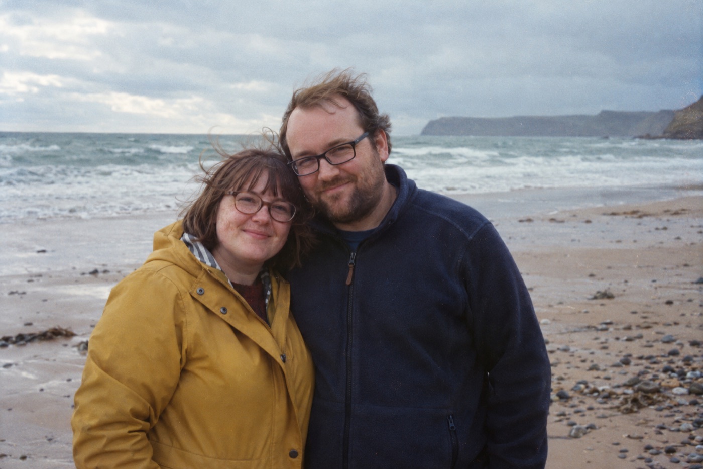 Martina e Ignacio abrazados en una playa con viento